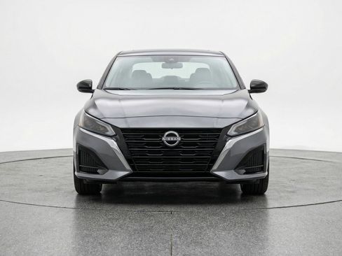 Used 2025 Nissan Altima 2.5 SV FWD image 2