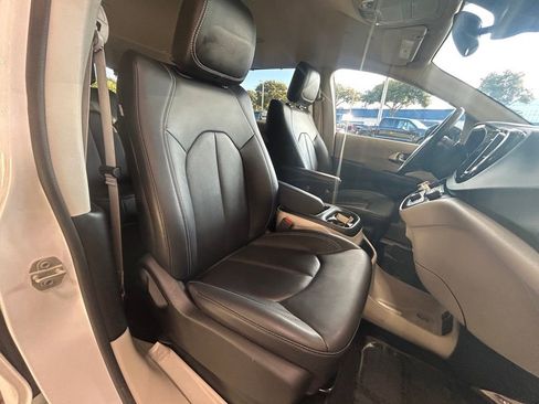 Used 2024 Chrysler Pacifica Touring-L image 26