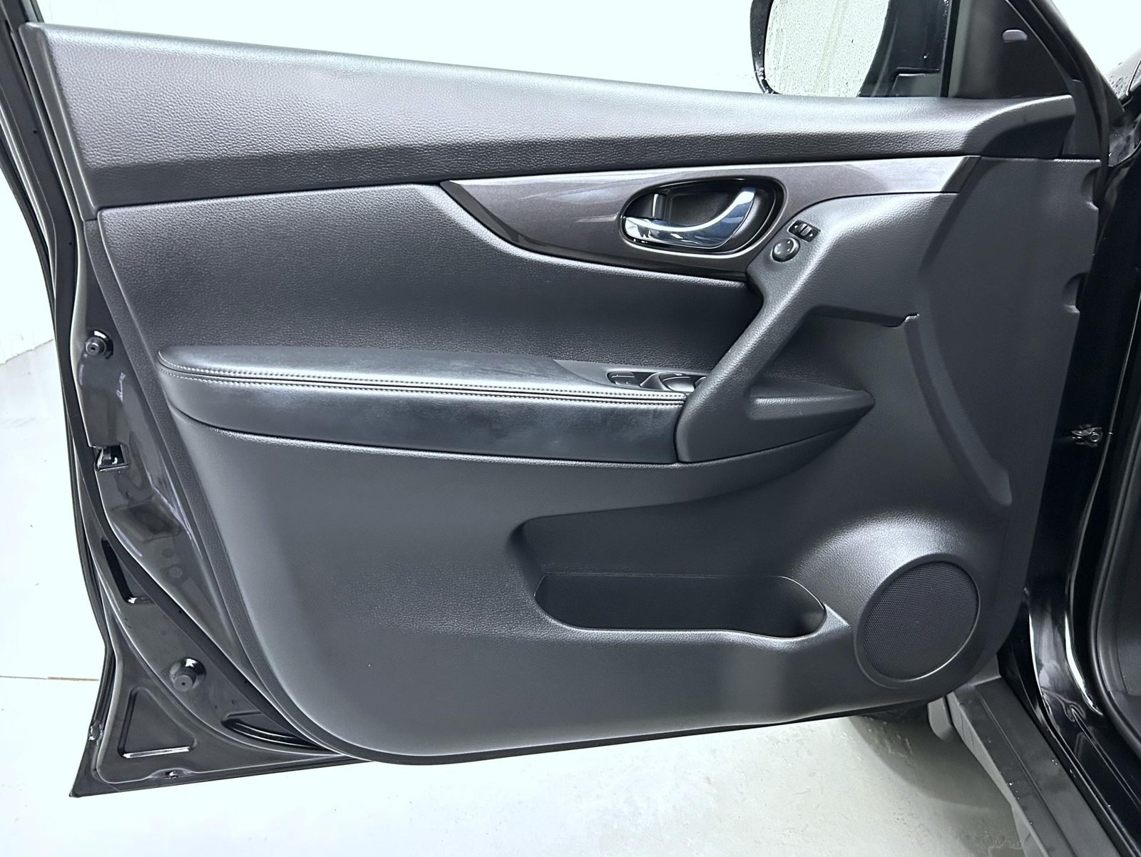 Used 2018 Nissan Rogue SV AWD/4WD image 9