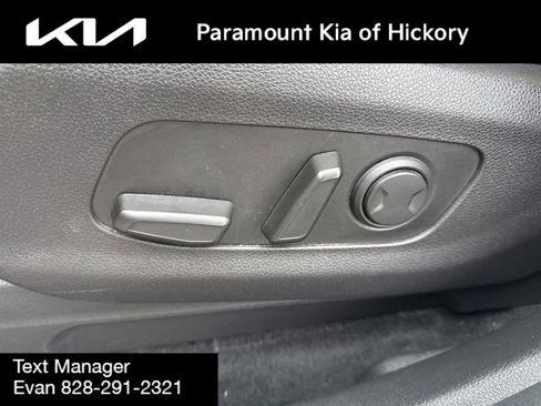 Used 2023 Kia Carnival LX image 23