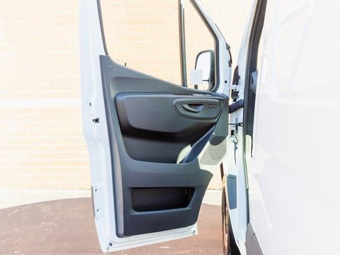 Used 2025 Mercedes-Benz Sprinter 2500 image 5