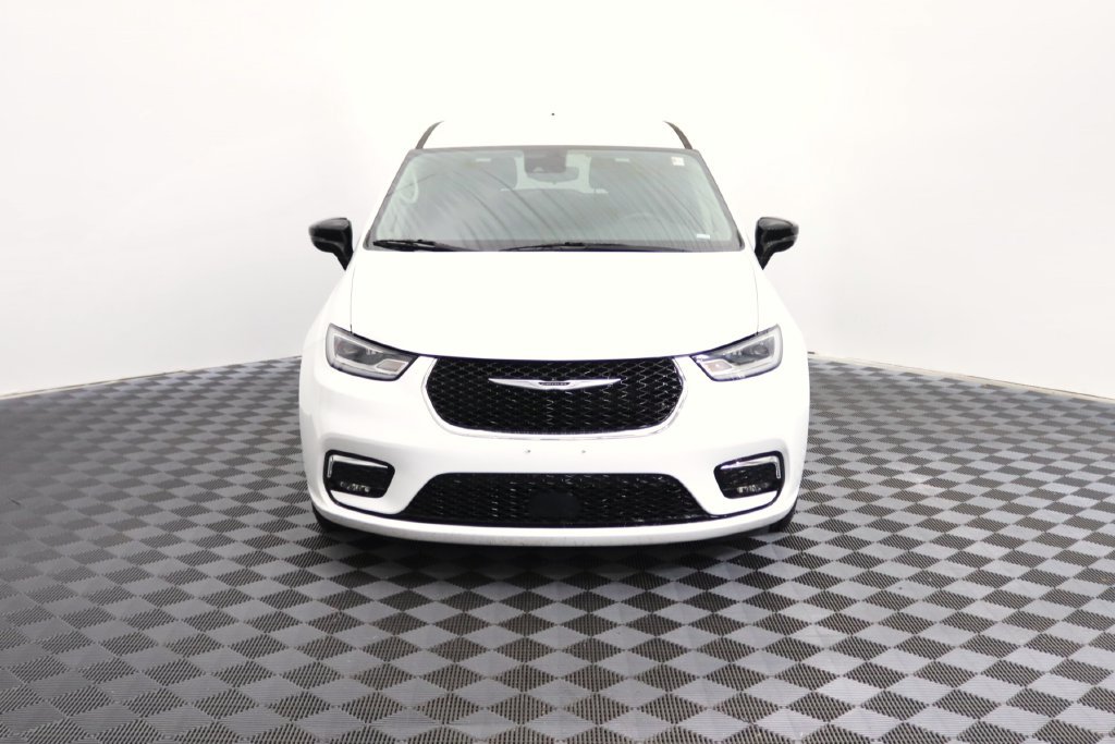 Used 2024 Chrysler Pacifica Touring-L FWD image 2