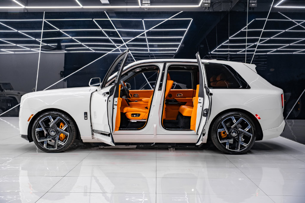 Used 2025 Rolls-Royce Cullinan Black Badge AWD/4WD image 10