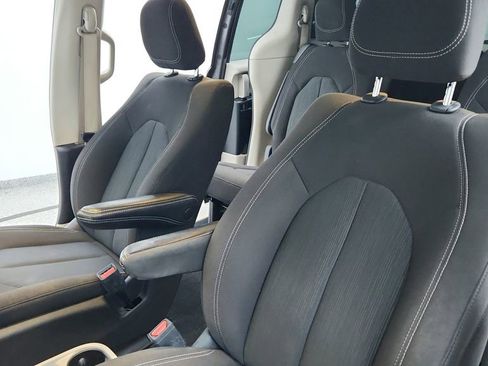 Used 2023 Chrysler Voyager LX image 15
