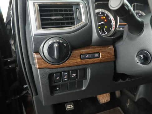 Used 2019 Nissan Titan Platinum Reserve w/ Platinum Utility Package image 10