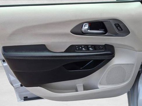 Used 2023 Chrysler Pacifica Touring-L FWD image 11