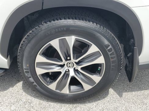Used 2024 Toyota Highlander XLE FWD image 5