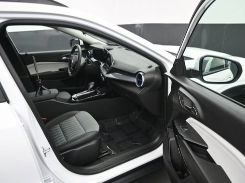 Used 2025 Chevrolet Trax LT FWD image 12