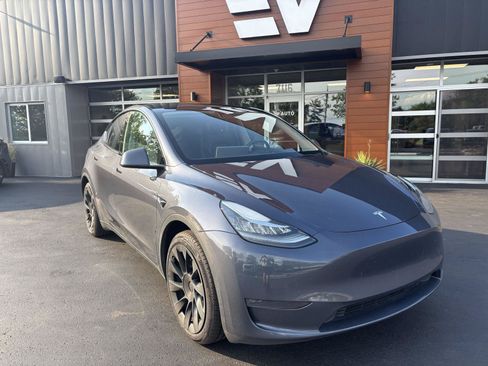 Used 2023 Tesla Model Y Long Range AWD/4WD image 3