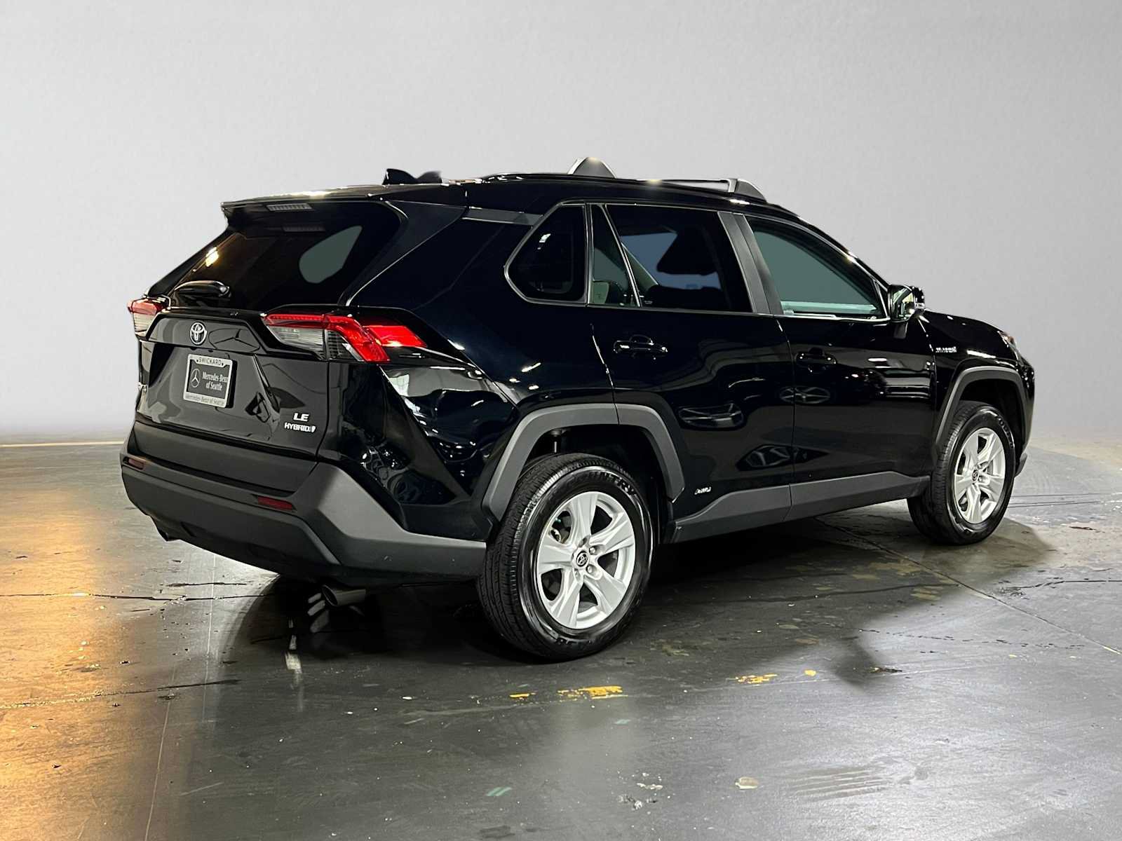 Used 2021 Toyota RAV4 LE AWD/4WD image 3