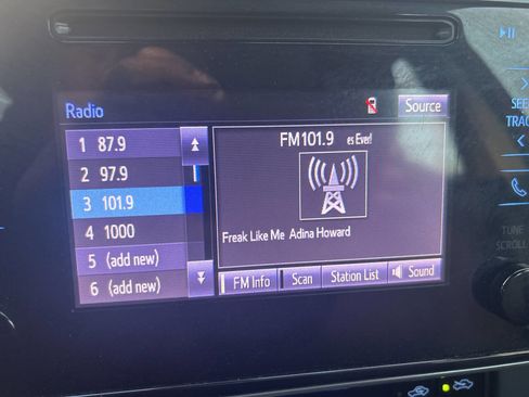 Used 2018 Toyota Corolla LE image 28