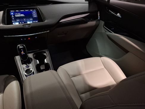 Certified 2023 Cadillac XT4 Luxury w/ Cold Weather Package FWD image 18