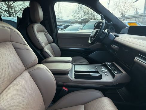 Used 2025 Lincoln Navigator Black Label image 3