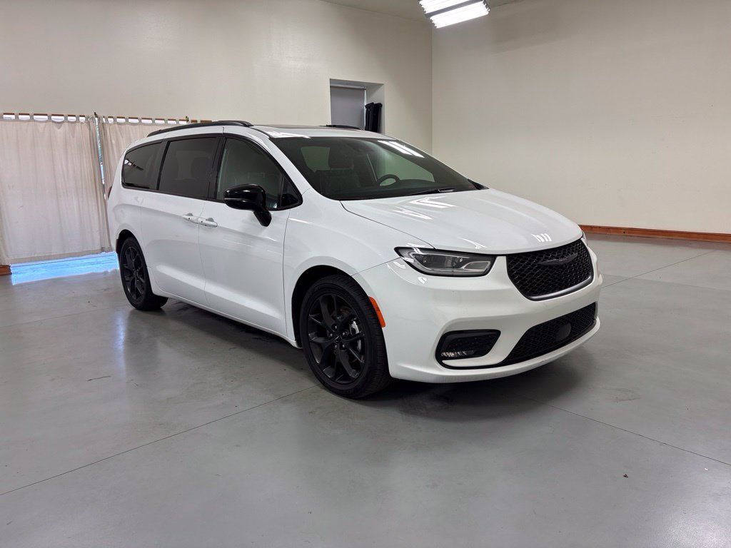 Used 2025 Chrysler Pacifica Limited FWD image 2