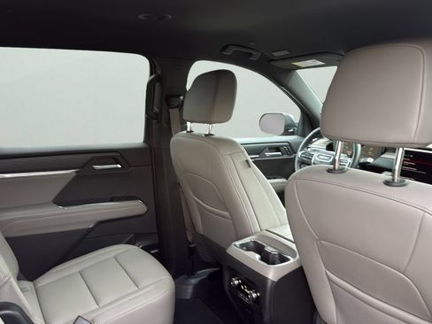 Used 2026 GMC Acadia Elevation w/ Elevation Premium Package FWD image 28