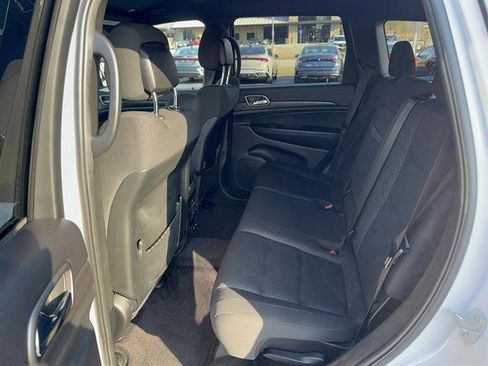 Used 2018 Jeep Grand Cherokee Laredo image 16