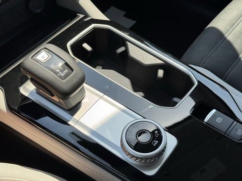 New 2025 Mitsubishi Outlander SE image 29