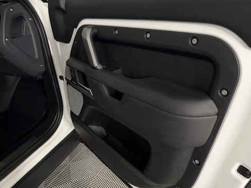 Used 2024 Land Rover Defender 130 X-Dynamic SE image 34