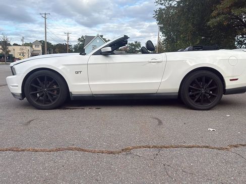 Used 2010 Ford Mustang GT Premium image 4