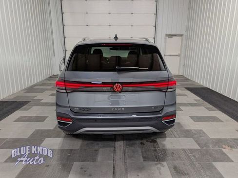 Used 2025 Volkswagen Taos SE image 3