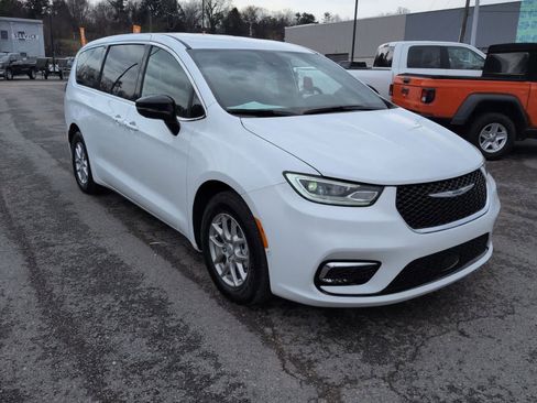 New 2026 Chrysler Pacifica Select image 2