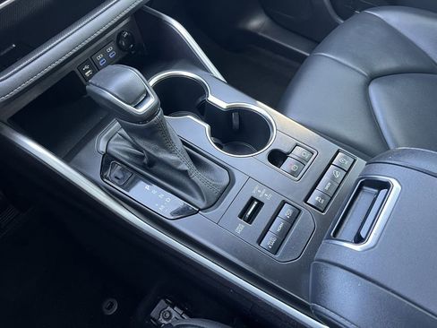 Used 2022 Toyota Highlander XLE image 7