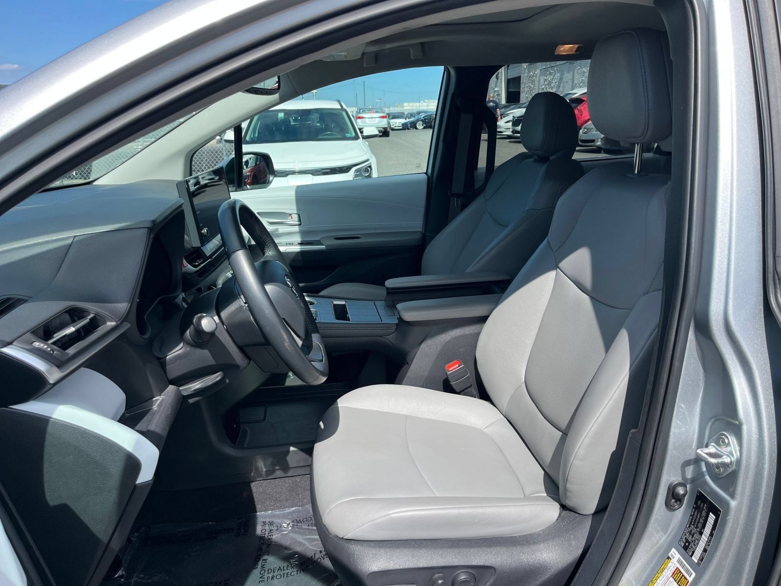 Used 2025 Toyota Sienna XLE FWD image 38