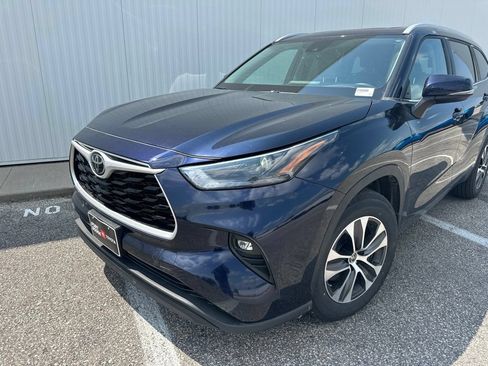 Used 2023 Toyota Highlander XLE AWD/4WD image 2