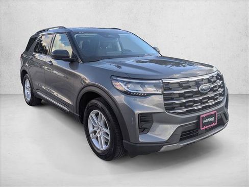 Used 2025 Ford Explorer Active RWD image 3