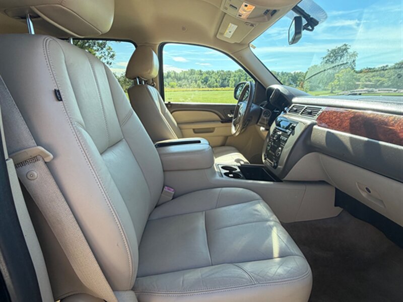 Used 2011 GMC Yukon XL SLT w/ SLT-2 Equipment Package AWD/4WD image 21