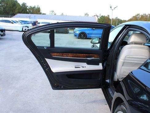 Used 2014 BMW 750Li xDrive image 31