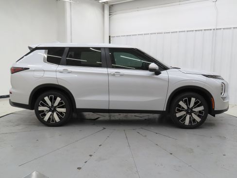 New 2026 Mitsubishi Outlander SE FWD image 2