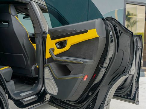 Used 2025 Lamborghini Urus SE image 67