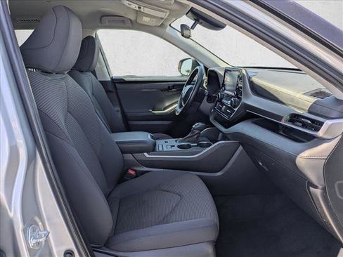 Used 2022 Toyota Highlander LE FWD image 21