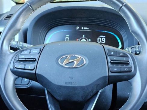 Used 2023 Hyundai Venue Limited image 16