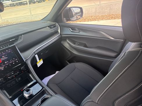 New 2025 Jeep Grand Cherokee Laredo X w/ Luxury Tech Group I image 24