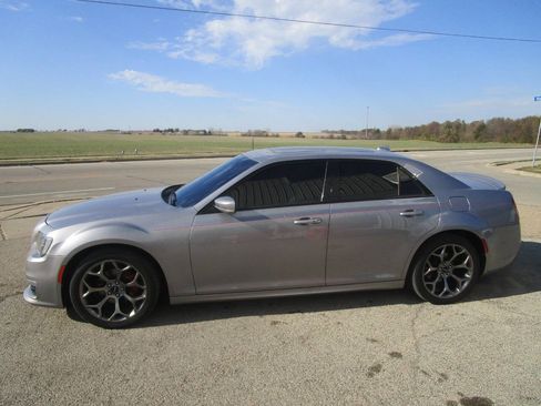 Used 2018 Chrysler 300 S w/ 300S Premium Group image 2