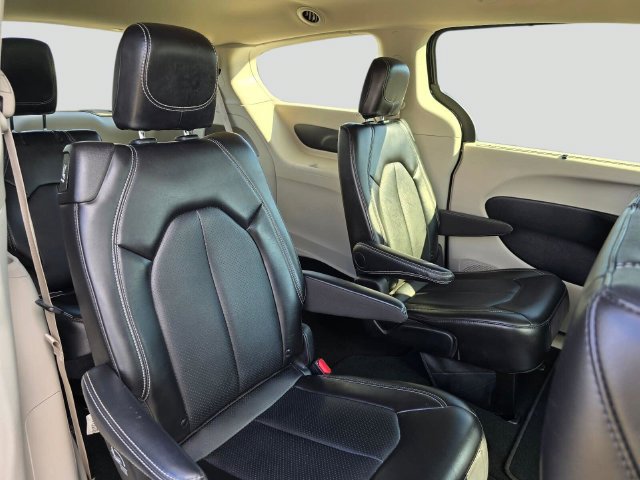 Used 2024 Chrysler Pacifica Touring-L FWD image 12