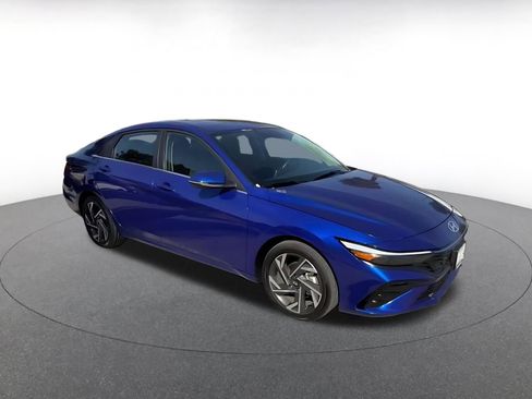 Used 2025 Hyundai Elantra Limited image 2
