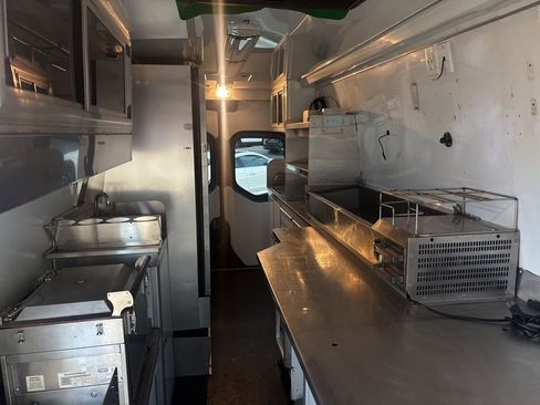 Used 2020 Mercedes-Benz Sprinter 4500 image 32