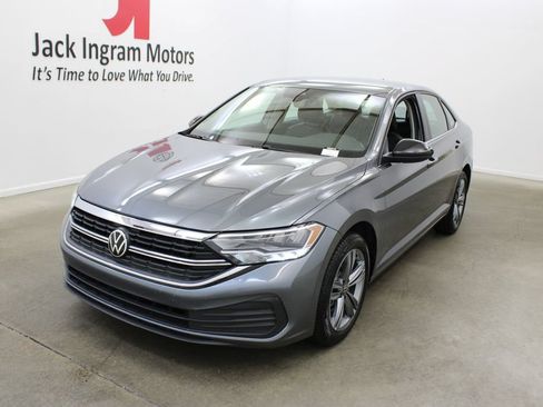 Used 2024 Volkswagen Jetta SE FWD image 2