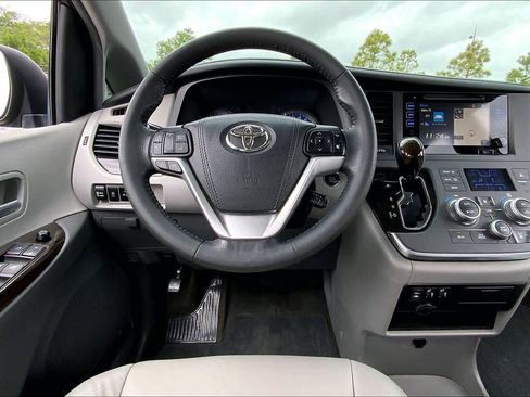 Used 2017 Toyota Sienna XLE FWD image 6