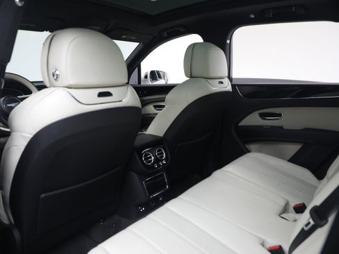 Certified 2023 Bentley Bentayga image 17