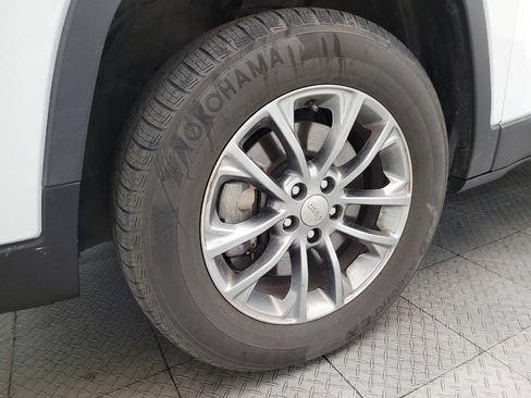 Used 2020 Jeep Cherokee Latitude Plus w/ Comfort/Convenience Group image 31