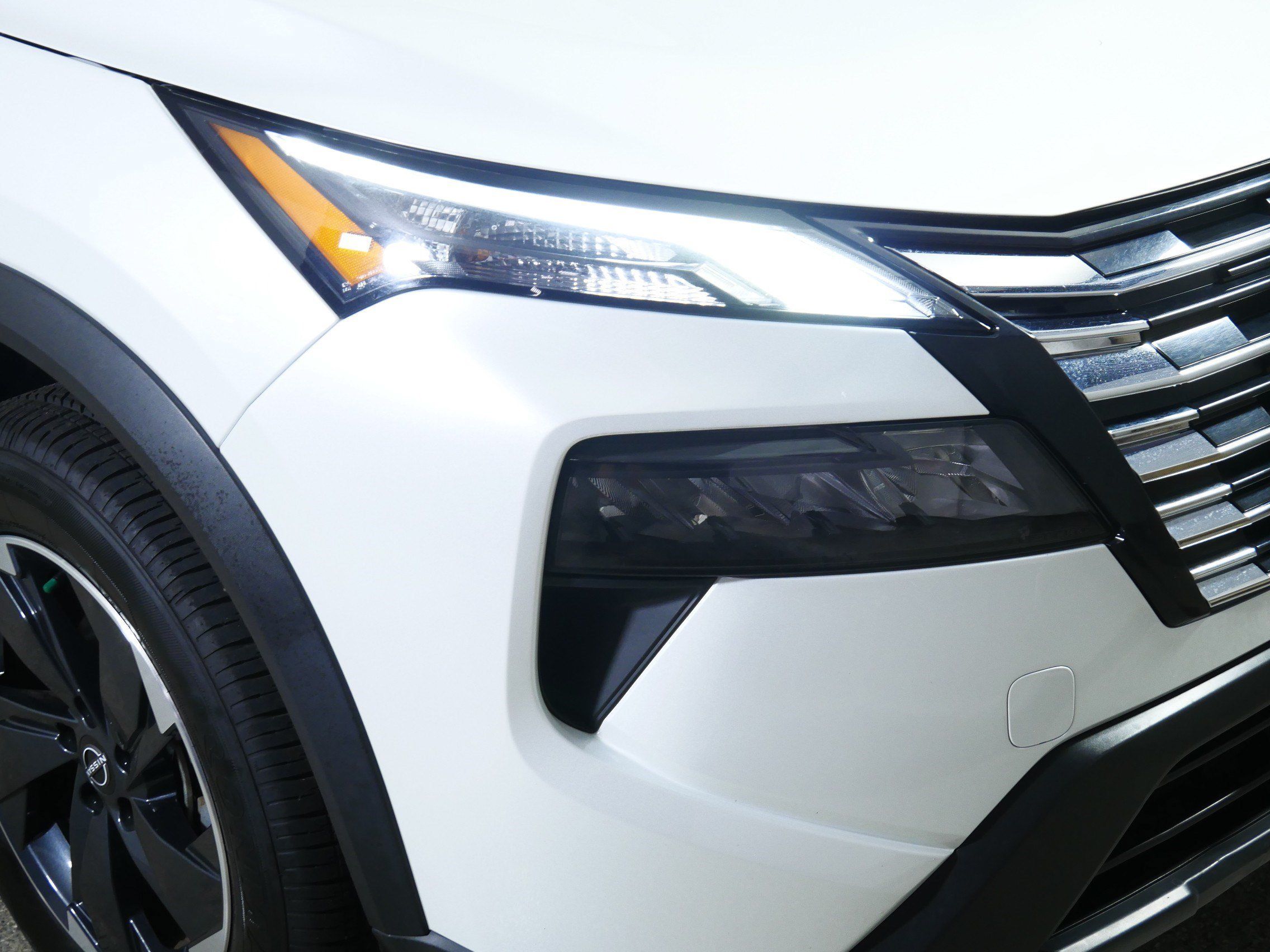 Used 2025 Nissan Rogue SV AWD/4WD image 16