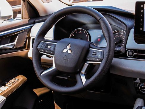 New 2025 Mitsubishi Outlander SE image 38