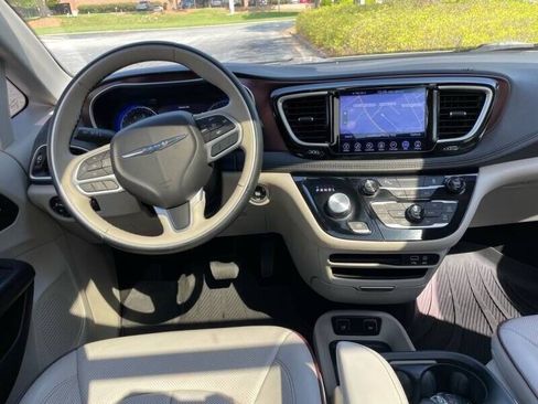 Used 2017 Chrysler Pacifica Limited FWD image 2