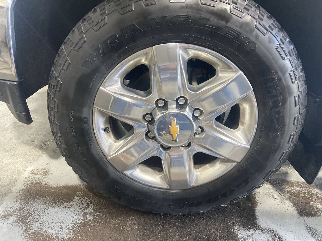 Used 2022 Chevrolet Silverado 2500 LTZ AWD/4WD image 33