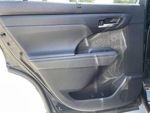 Used 2023 Toyota Highlander XLE FWD image 3