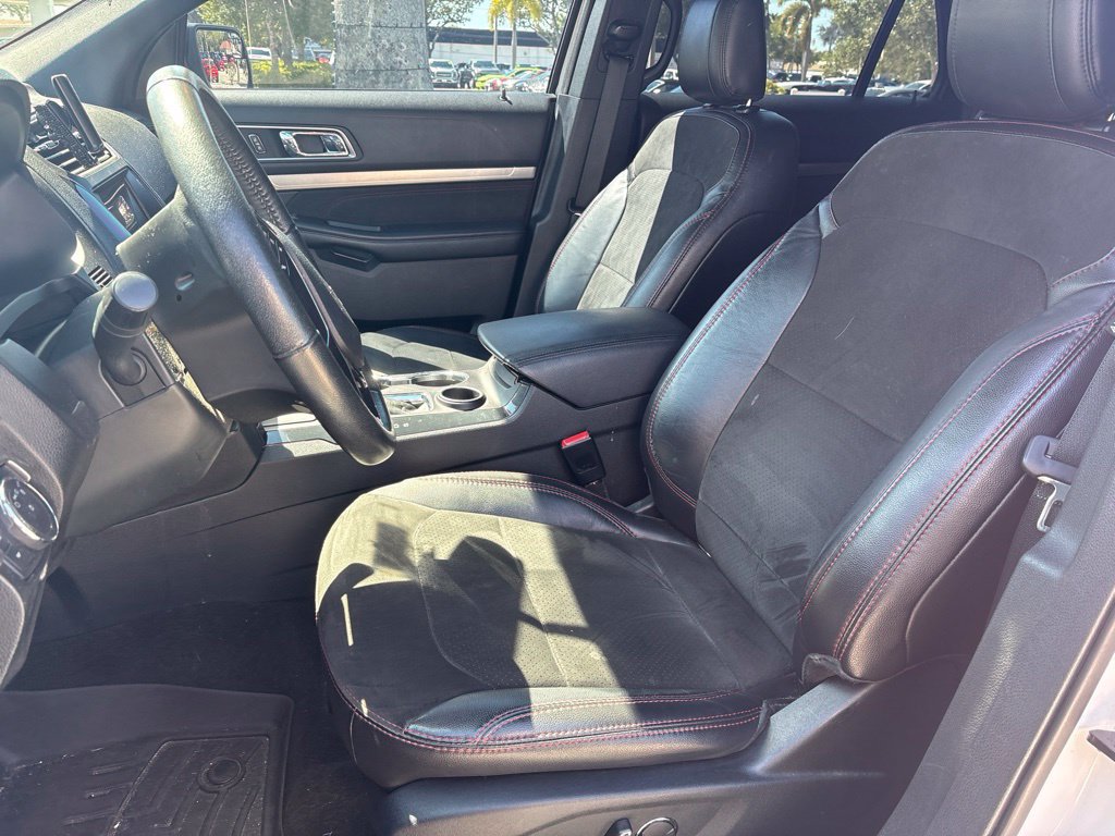 Used 2018 Ford Explorer XLT w/ Equipment Group 202A FWD image 3